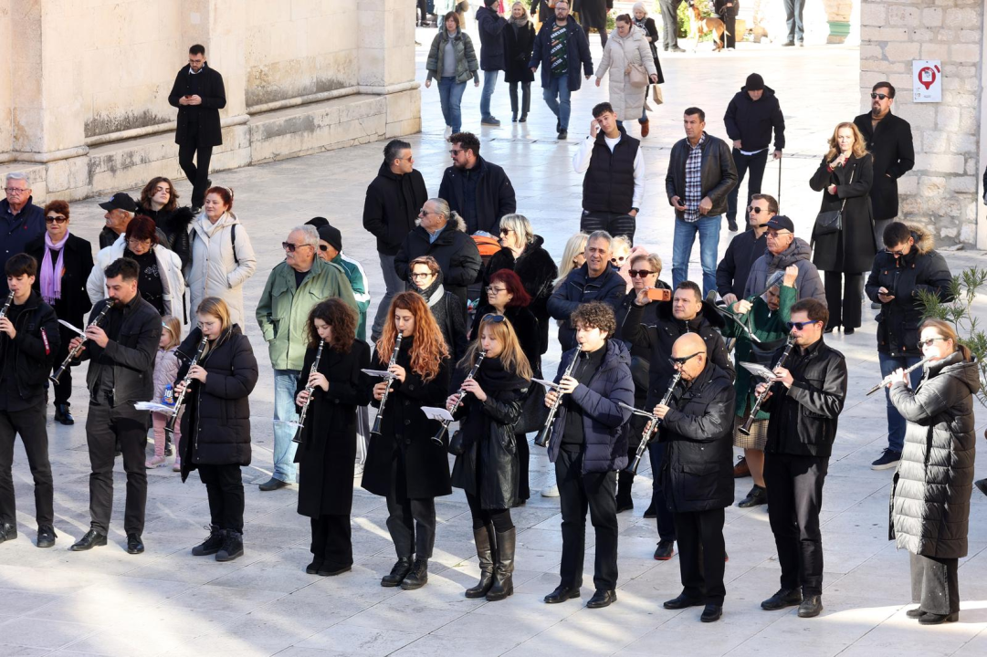 Šibenska narodna glazba odsvirala Božićni koncert ispred Katedrale