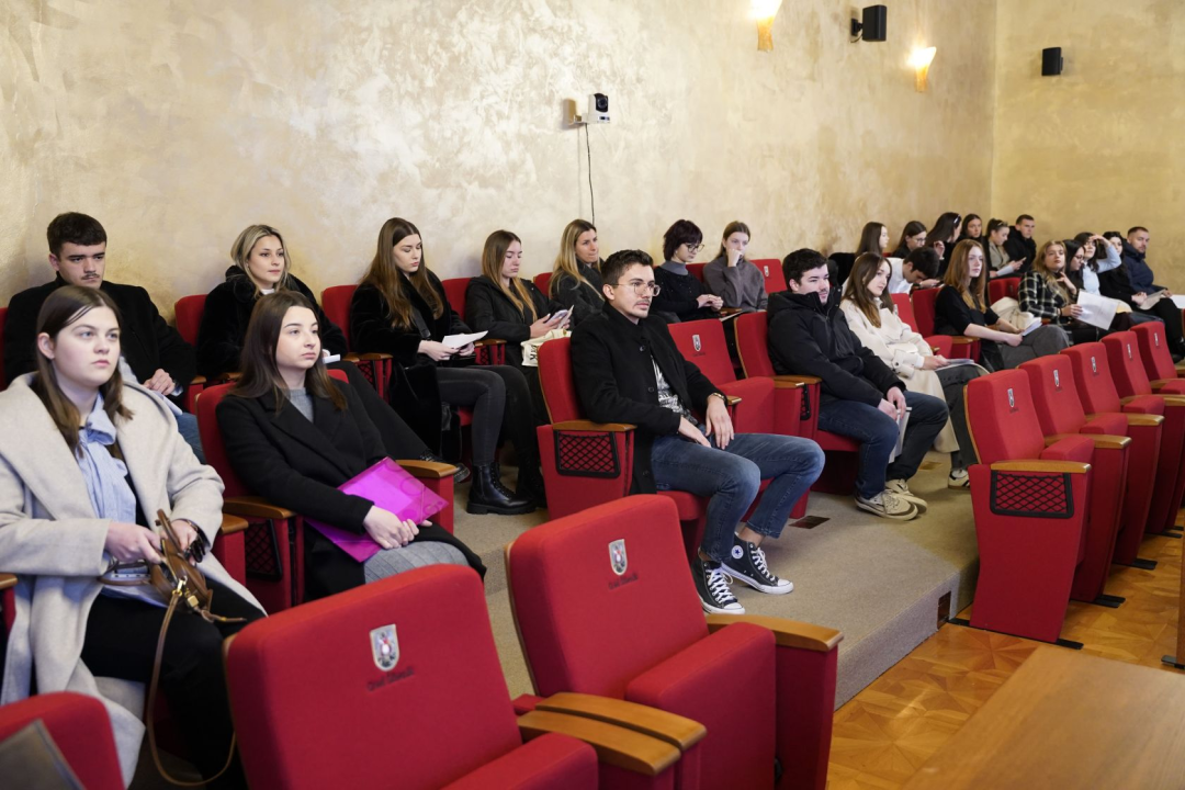 Grad Šibenik podijelio 50 stipendija: Studenti i Danijel Mileta potpisali ugovore u Gradskoj vijećnici