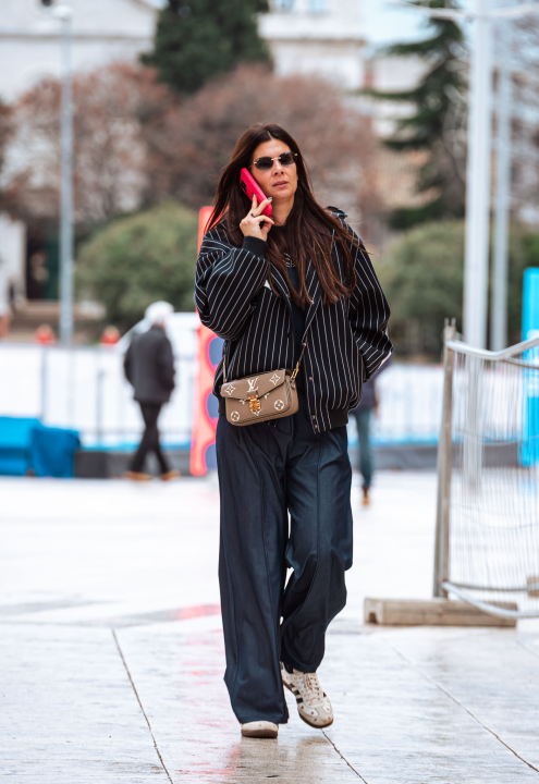 Zimski 'chic' na ulicama: Dugi kaputi i bordo detalji u glavnoj ulozi