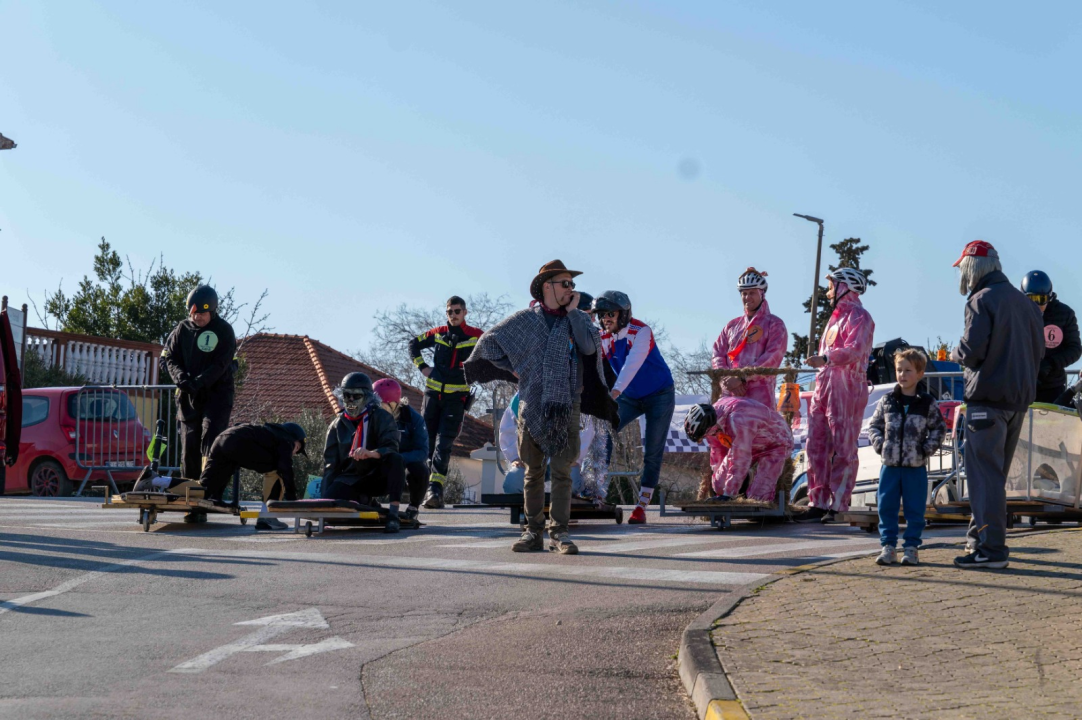 Vodička pokladna tradicija: 3 velika praščića pobjednici trke karića na balinjere