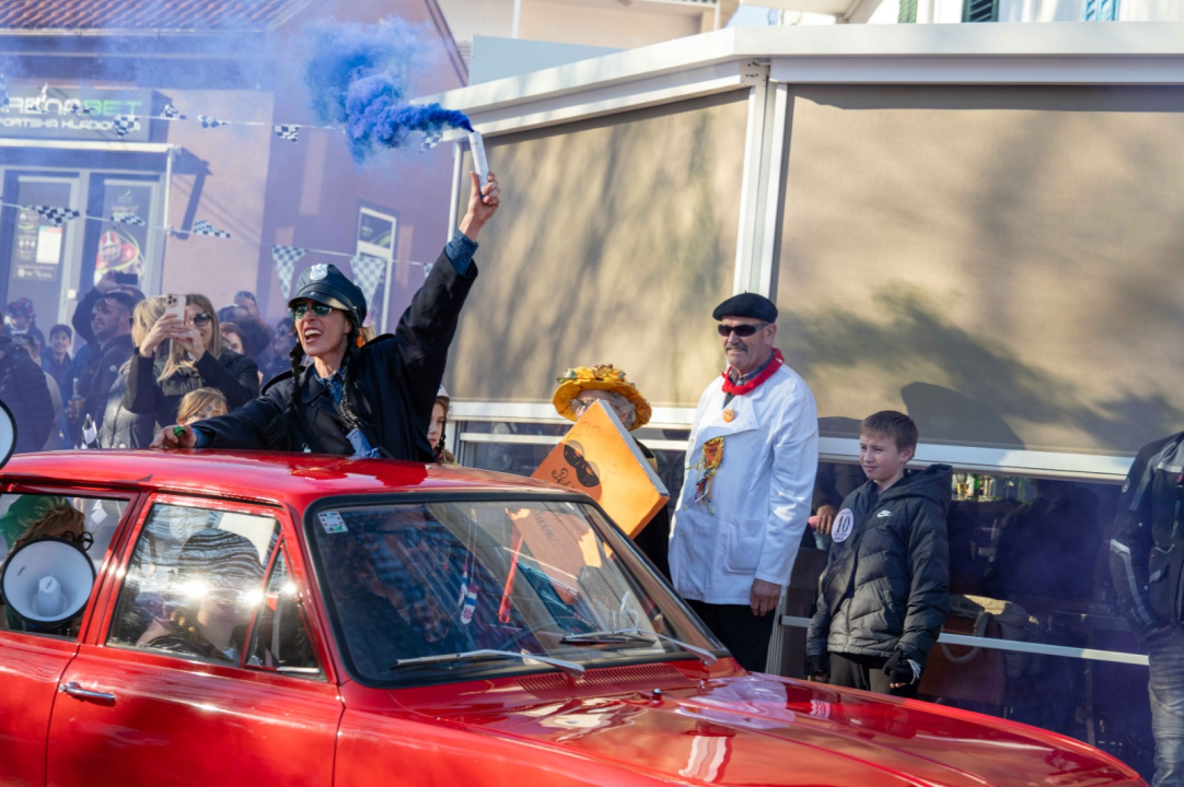 Vodička pokladna tradicija: 3 velika praščića pobjednici trke karića na balinjere