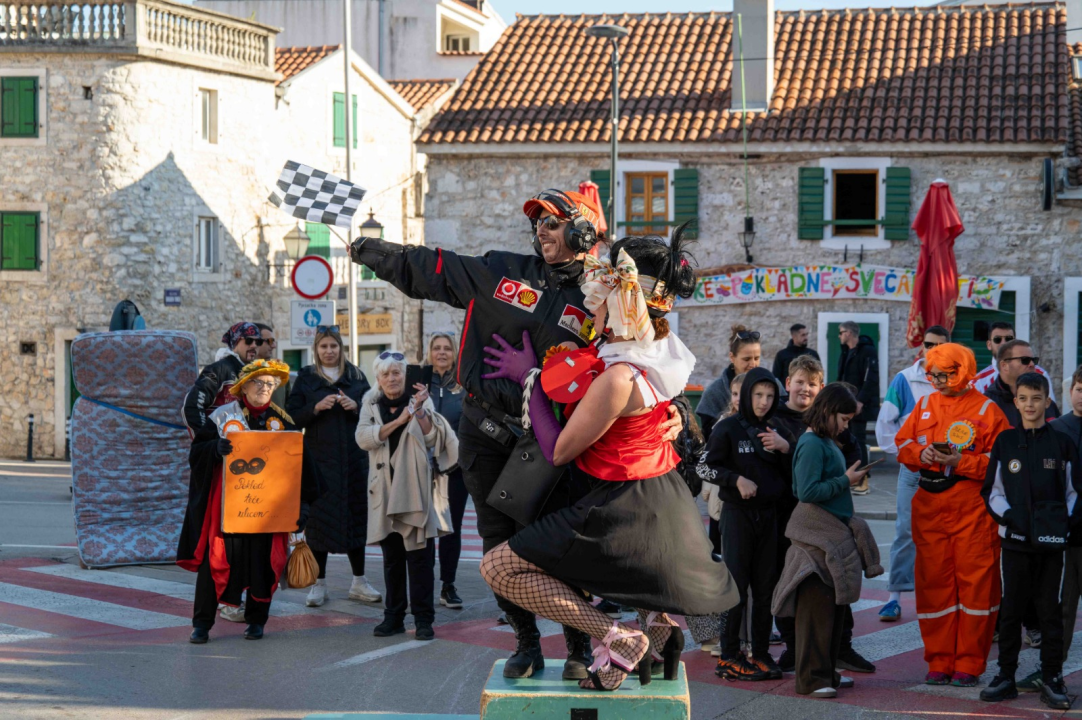 Vodička pokladna tradicija: 3 velika praščića pobjednici trke karića na balinjere