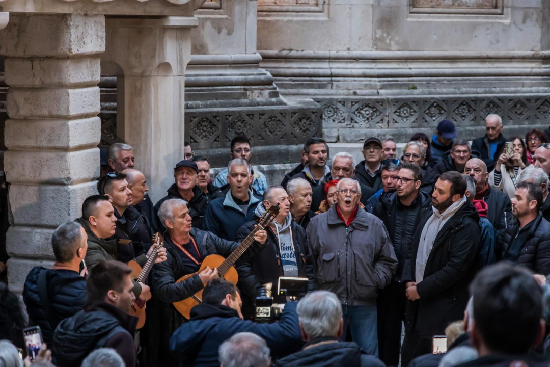 Šibenik pjesmom ispratio svog Krstu Jurasa