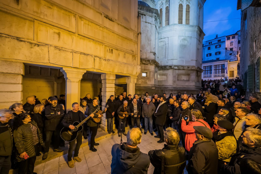 Šibenik pjesmom ispratio svog Krstu Jurasa