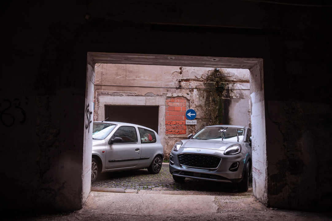 Ovako se to ne radi: Parkiran automobil blokirao ulaz u Šarinu pekaru