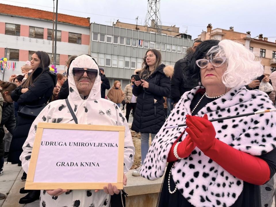 Karnevalska povorka prošetala Kninom: Krnjo ovaj put nije zapaljen, ali je dobro izlupan