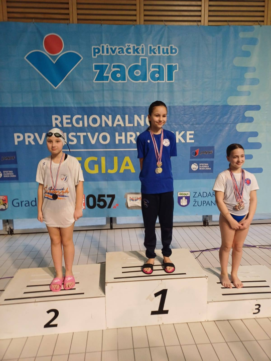 FOTO Plivačima Šibenika 8 medalja na regionalnom prvenstvu početnika, Roko Milošević dominirao u leptiru