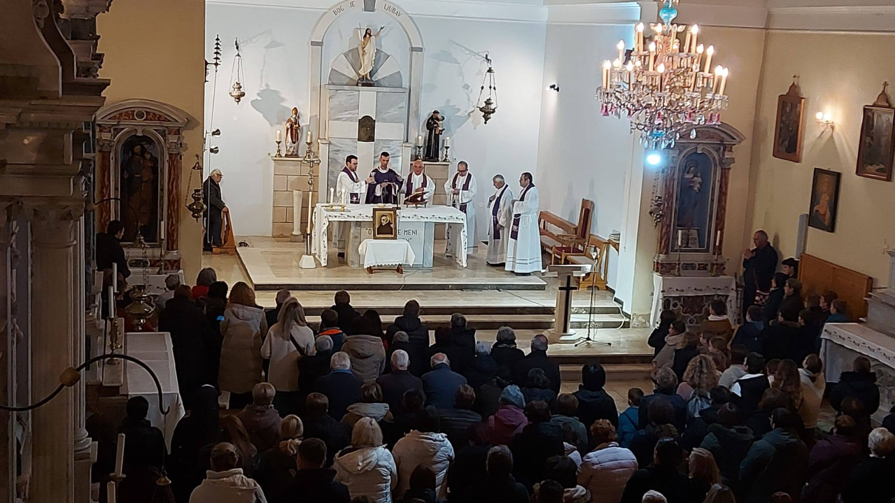 Proslava Antićeva: Vjernici Vodičkog dekanata hodočastili na Prvić 