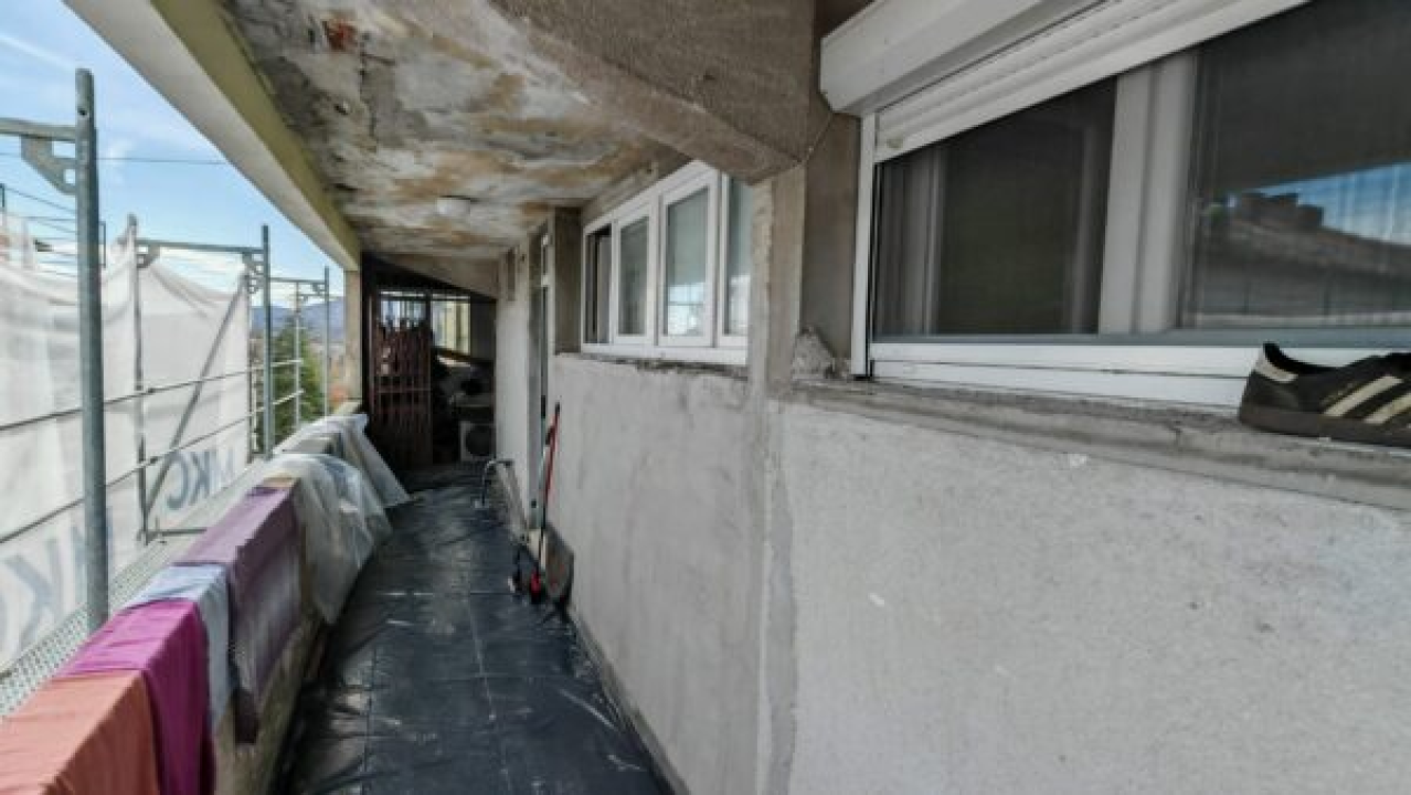 FOTO Nakon energetske obnove zgrade stanovi nekih Drnišana neupotrebljivi su za život