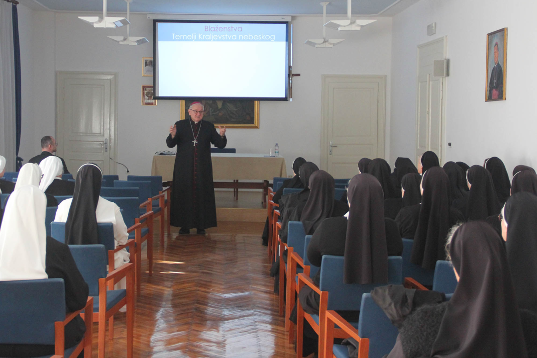 Održan korizmeni susret redovnica i šibenskog biskupa Tomislava Rogića