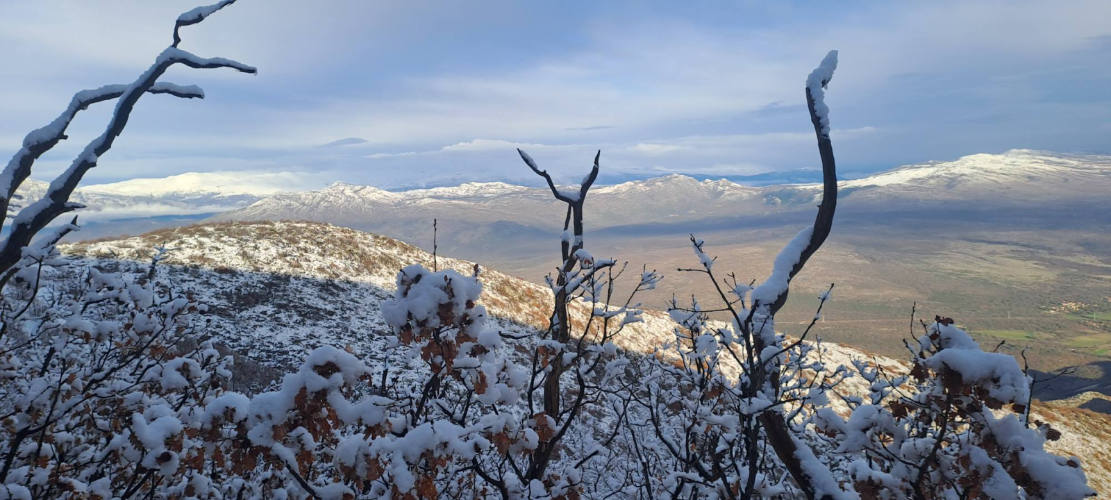 Za vikend se na Promina trailu trčalo u kratkim rukavima, a danas je prekrivena snijegom