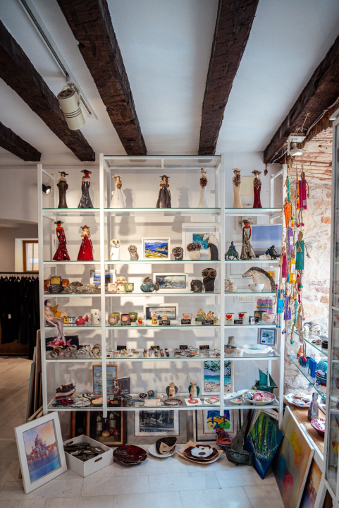 FOTO Proljeće u zraku, a novi komadi i popusti u Galeriji Juraj Dalmatinac!