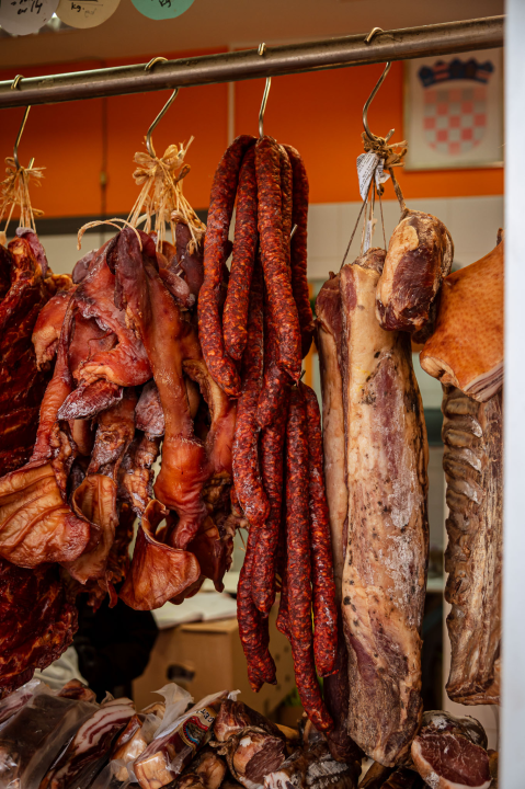 FOTO Jaja, pivci, šunka… Za ukusni blagdanski ručak opremite se u Petrović Delikatesama!