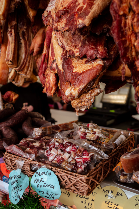 FOTO Jaja, pivci, šunka… Za ukusni blagdanski ručak opremite se u Petrović Delikatesama!