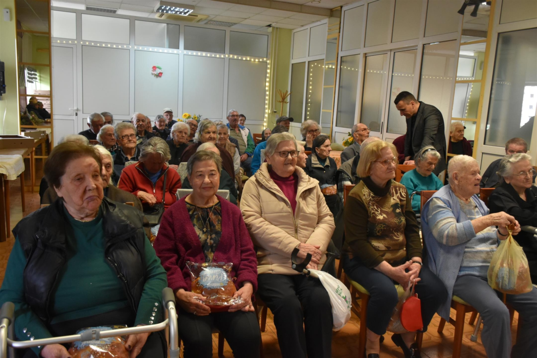 FOTO Župan Rakić posjetio korisnike Cvjetnog doma, podijelio im uskrsne pogače
