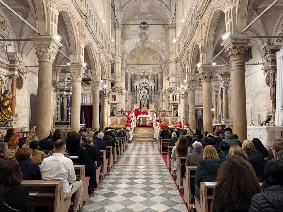 Veliki petak u katedrali sv. Jakova: 'Krist je dragovoljno ušao u smrt da bi čovjeku donio život'