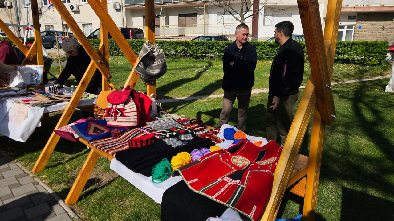 Od meda, pogača do dekoracija: Bogata ponuda na uskrsnom sajmu u Kninu