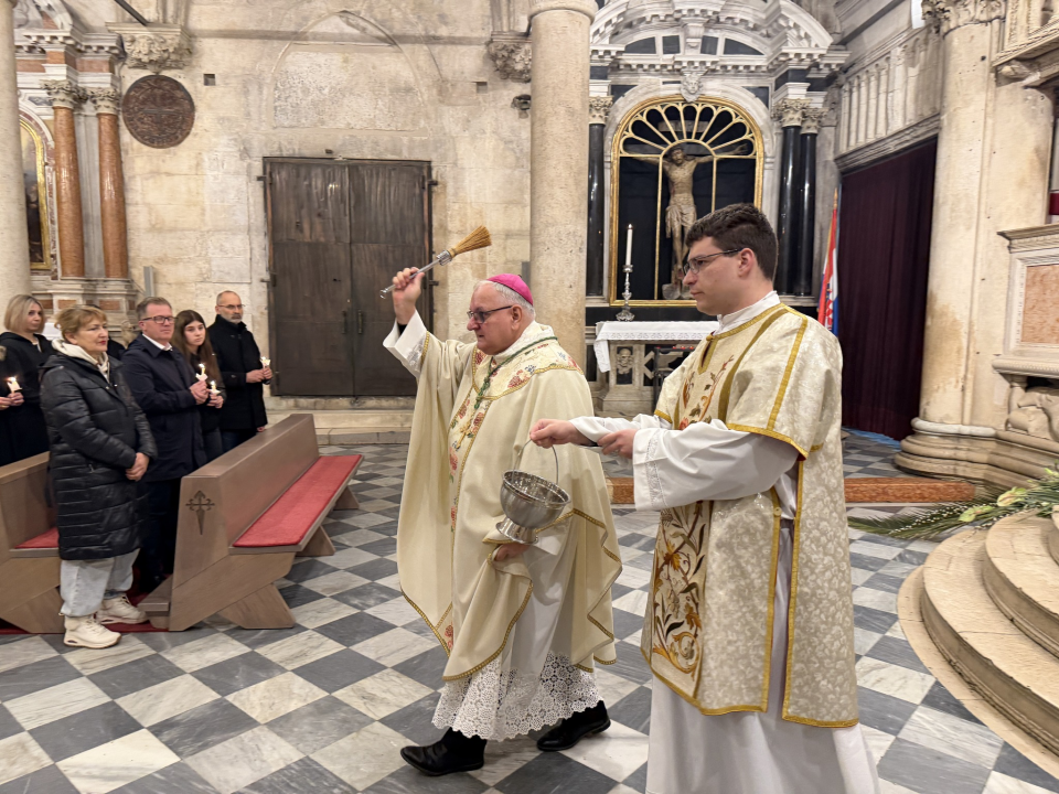 FOTO Vazmeno bdijenje u šibenskoj katedrali: Govoriti o Uskrsnuću znači tepati