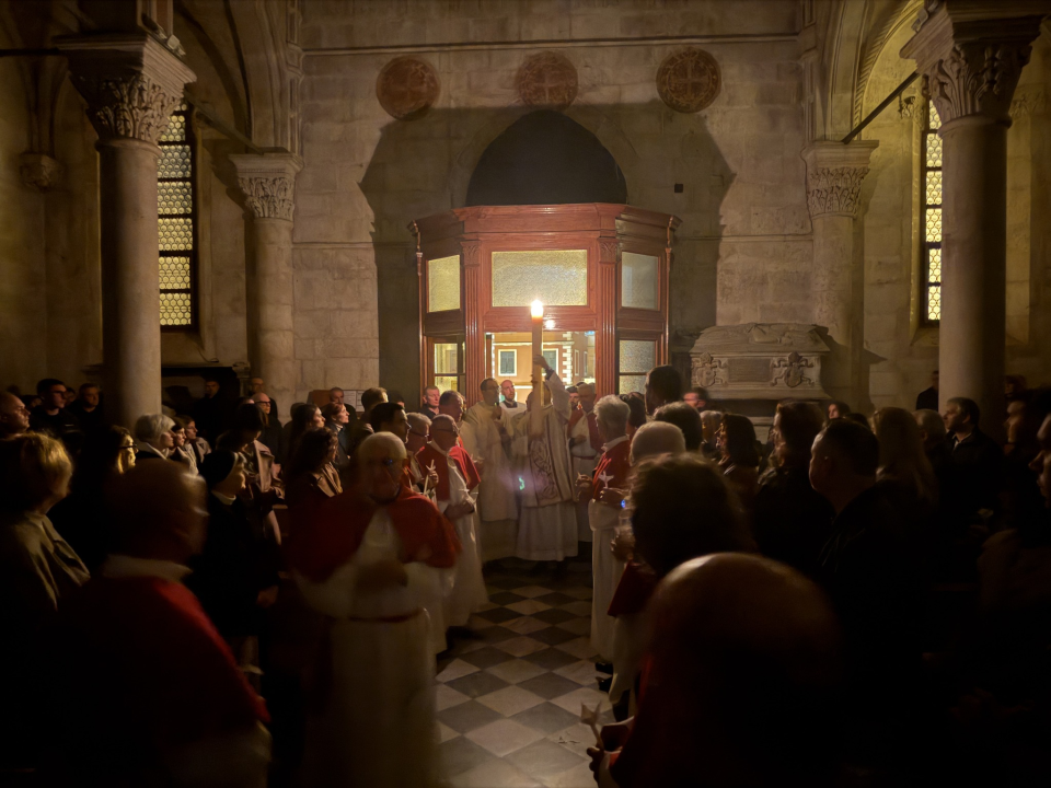 FOTO Vazmeno bdijenje u šibenskoj katedrali: Govoriti o Uskrsnuću znači tepati