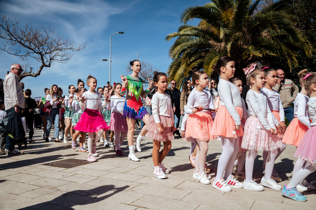 FOTO Obrtnici i ove godine pripremili uskrsni doručak u Šibeniku, glavna zvijezda bila je mega fritaja