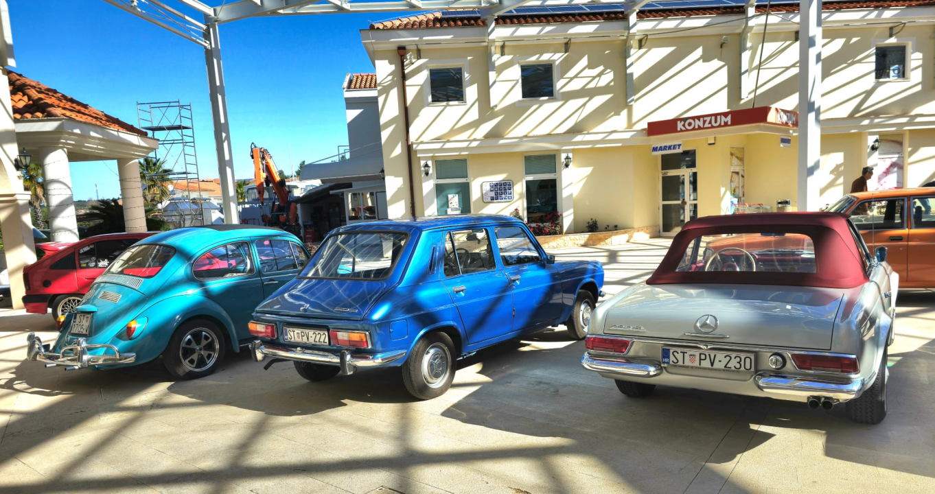 Uskrs u Rogoznici donio spoj tradicije i gastronomije: Izložba oldtimera oduševila mještane i goste