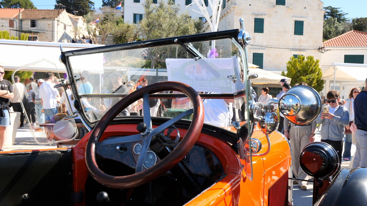 Uskrs u Rogoznici donio spoj tradicije i gastronomije: Izložba oldtimera oduševila mještane i goste
