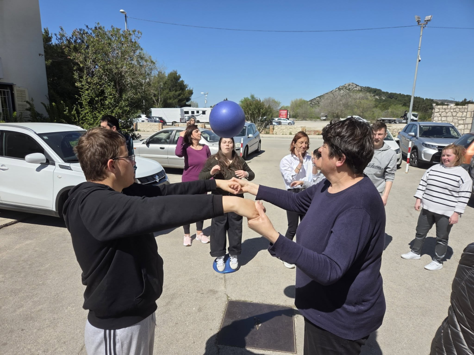 Učenici šibenske Medicinske škole nastavljaju s podrškom 'Kamenčićima'