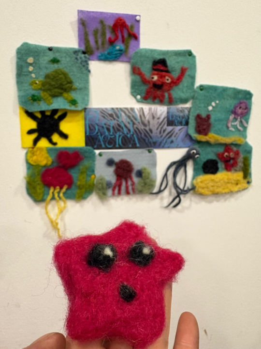 Mali kreativci u šibenskoj knjižnici od vune izrađivali 'Robertov morski ekosustav' 