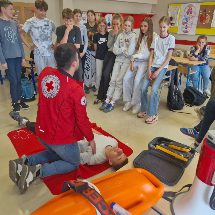 Sedmaši iz OŠ Vodice sudjelovali u edukaciji o postupcima prve pomoći