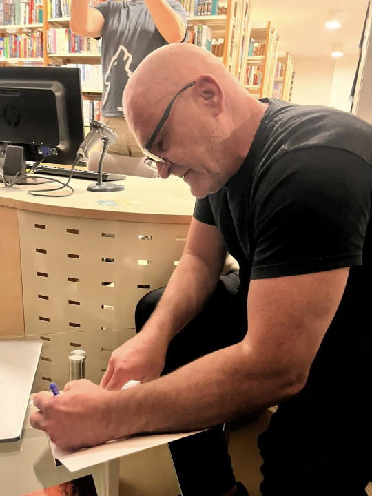 Mićo Samardžija u kninskoj knjižnici predstavio ‘Vodič po Kninu i okolici za avanturiste i fotografe’