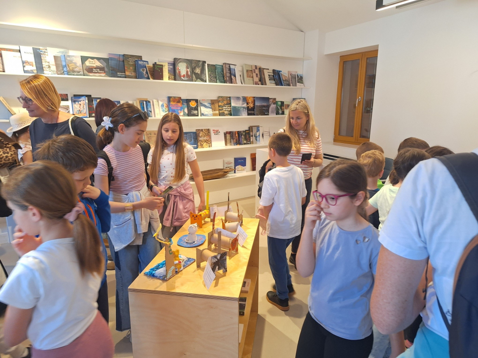 Izložba likovih i literarnih radova osnovnoškolaca 'Mačke' na Zlarinu