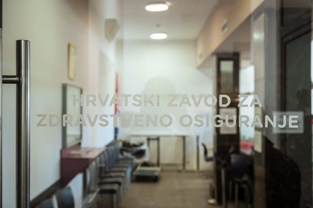 FOTO Burić i Rakić zadovoljni obnovljenom zgradom 'mirovinskog'. A građani? – 'Najviše se veselim liftu!'