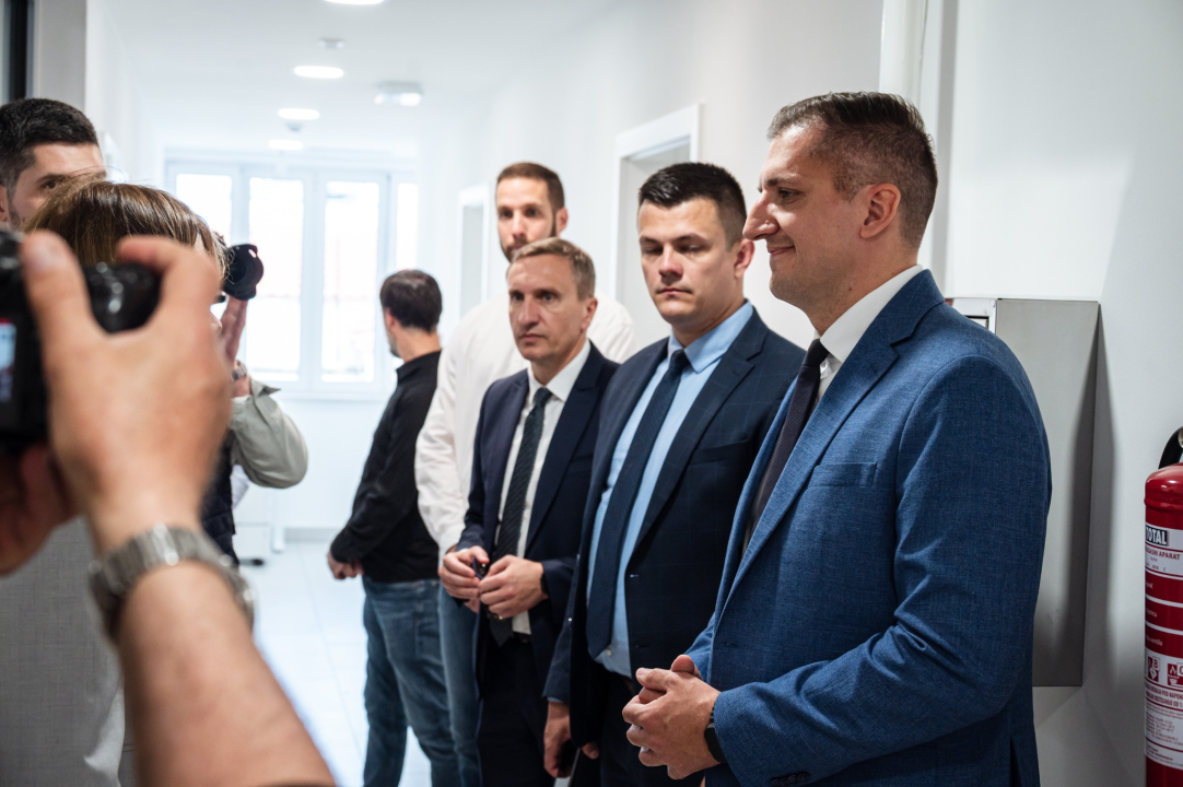 FOTO Burić i Rakić zadovoljni obnovljenom zgradom 'mirovinskog'. A građani? – 'Najviše se veselim liftu!'