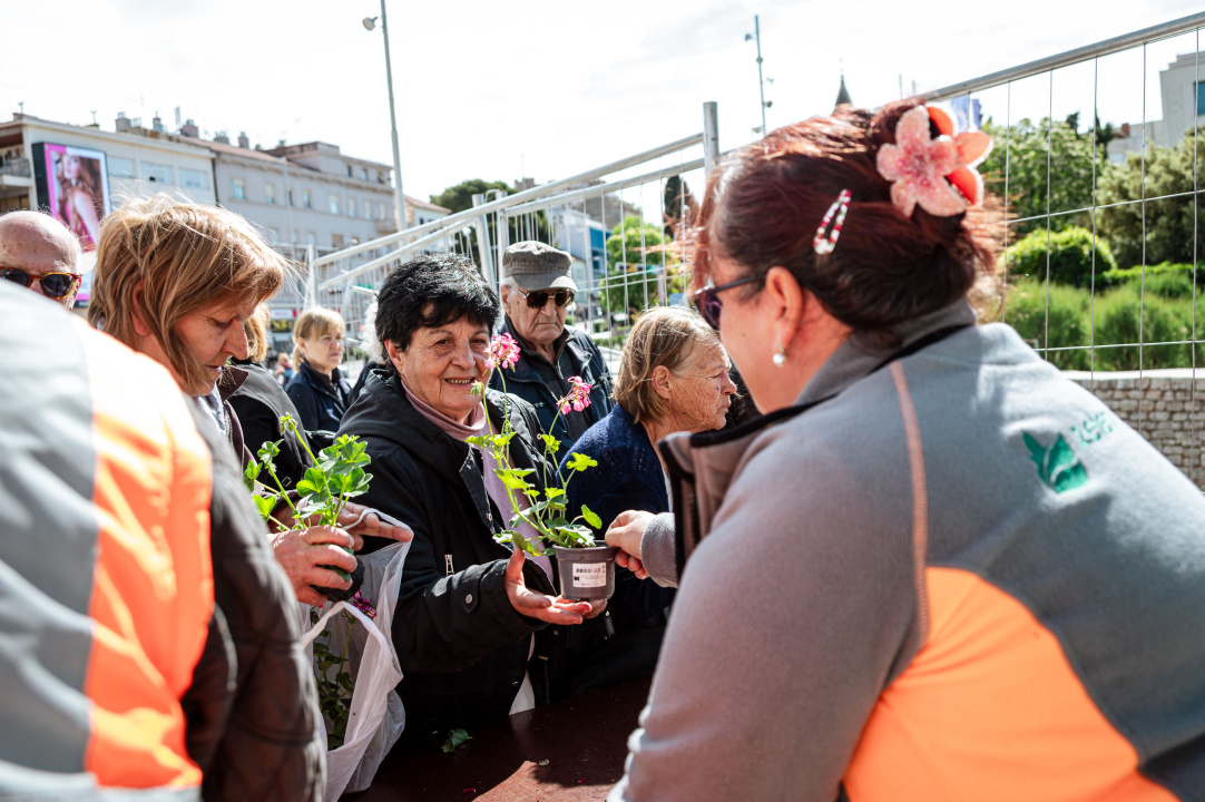 FOTO Građanima na Poljani podijeljeno 2000 sadnica cvijeća, predškolci uživali u edukativnim predstavama