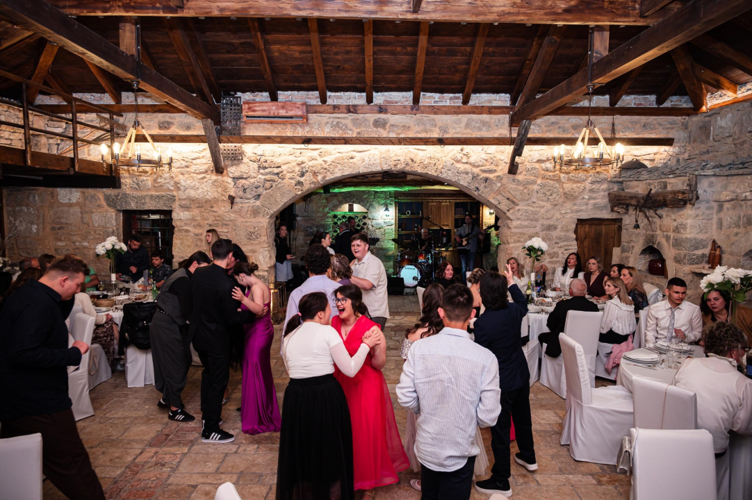 Maturalni ples učenika centra Šubićevac u znaku ljubavi