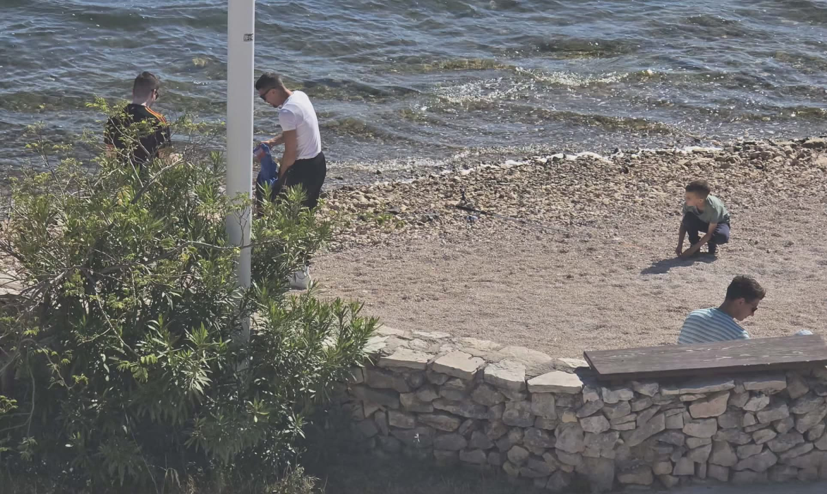 Sunce izmamilo Šibenčane na plaže: Sezona sunčanja otvorena, rijetki ušli u more