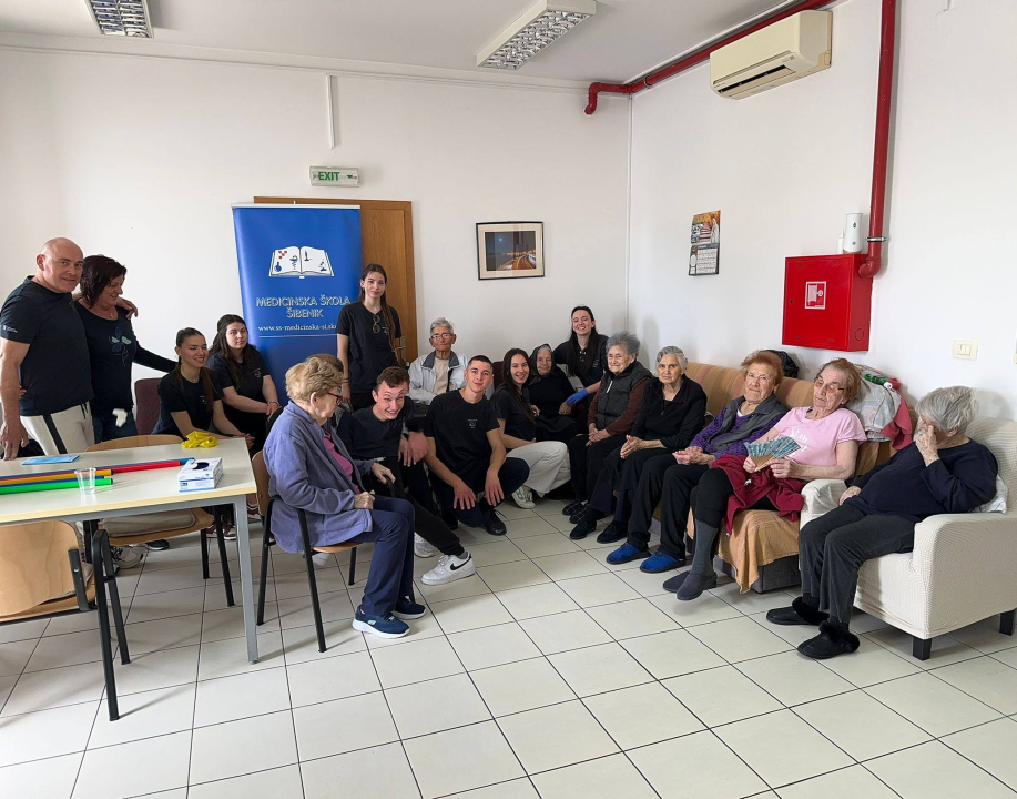 Učenici šibenske Medicinske škole posjetili Dom za starije u Šibeniku i Tisnom